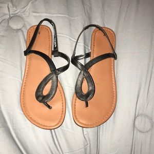 I am selling these black flats.